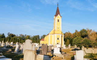 A Keresztelő Szent János templomot temető övezi